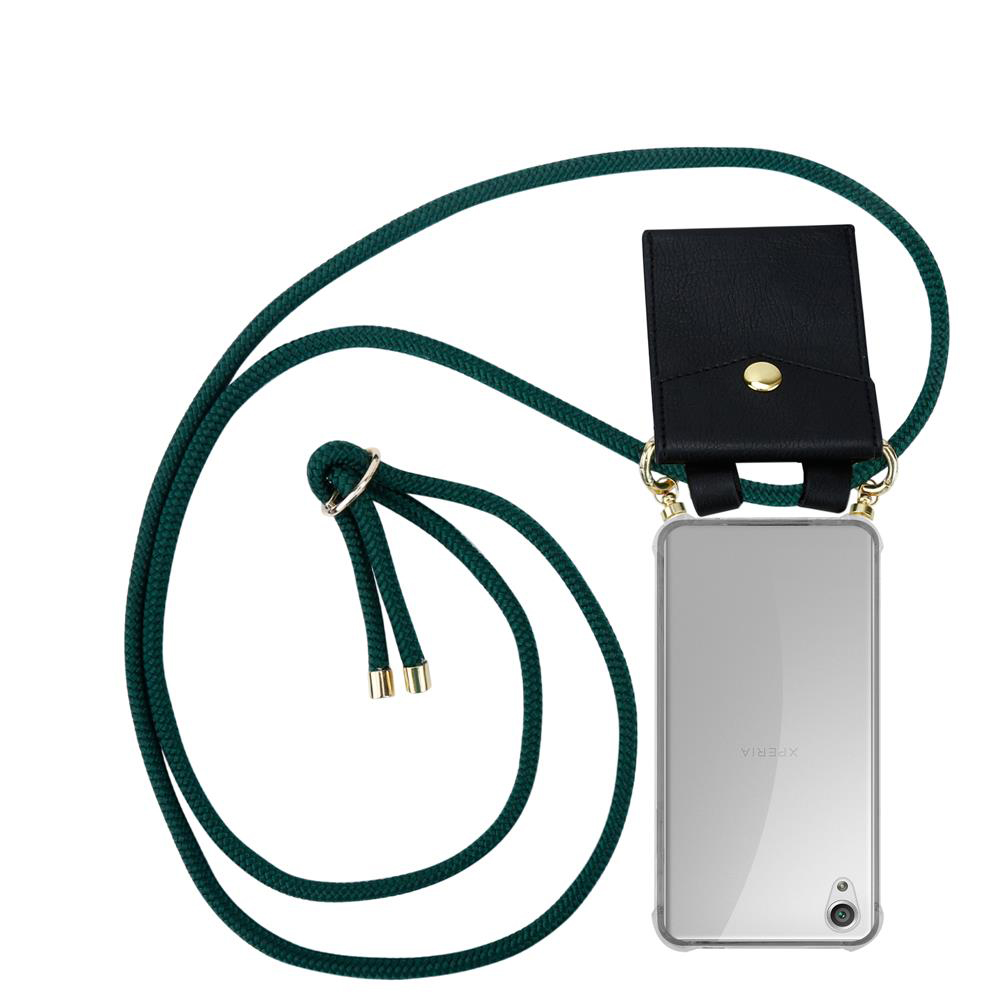 Ein Smartphone mit einer dunklen Halskette und einer schwarzen Tasche.