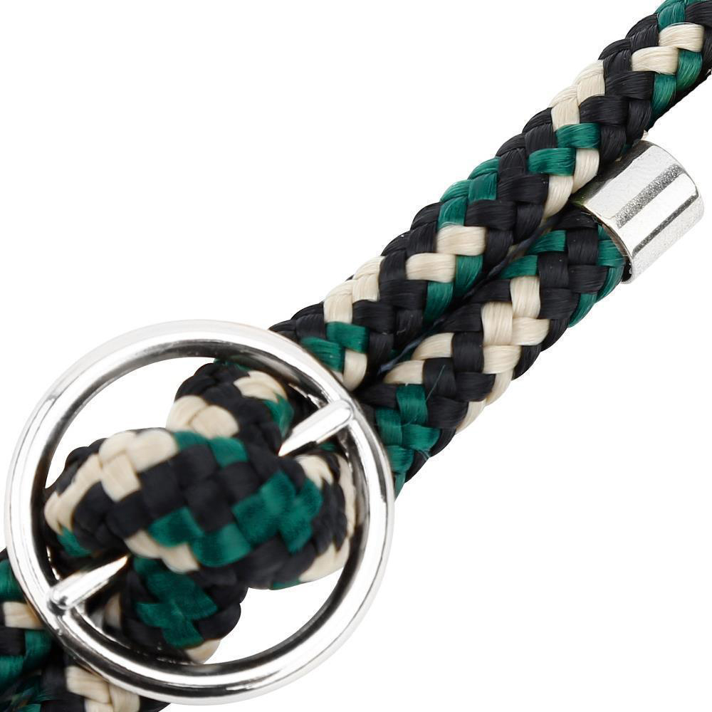 Corda intrecciata nera, verde e beige con anello e connettore metallici.