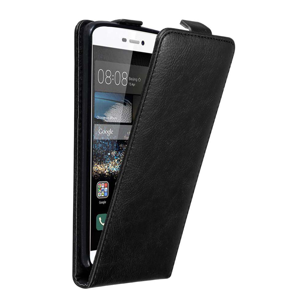 Un smartphone negro en una funda de cuero, ligeramente entreabierta, mostrando la hora.