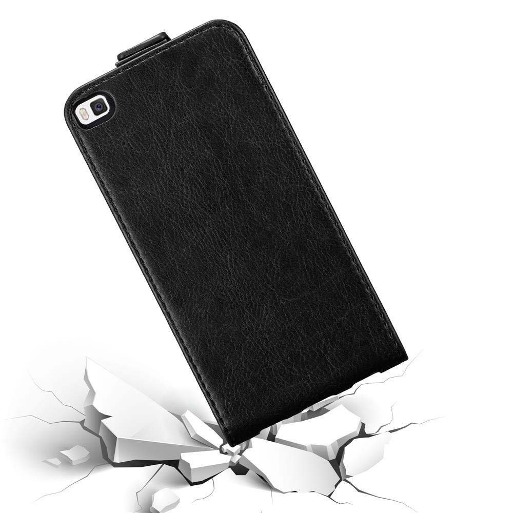 Funda de teléfono negra cayendo sobre superficie blanca rota.