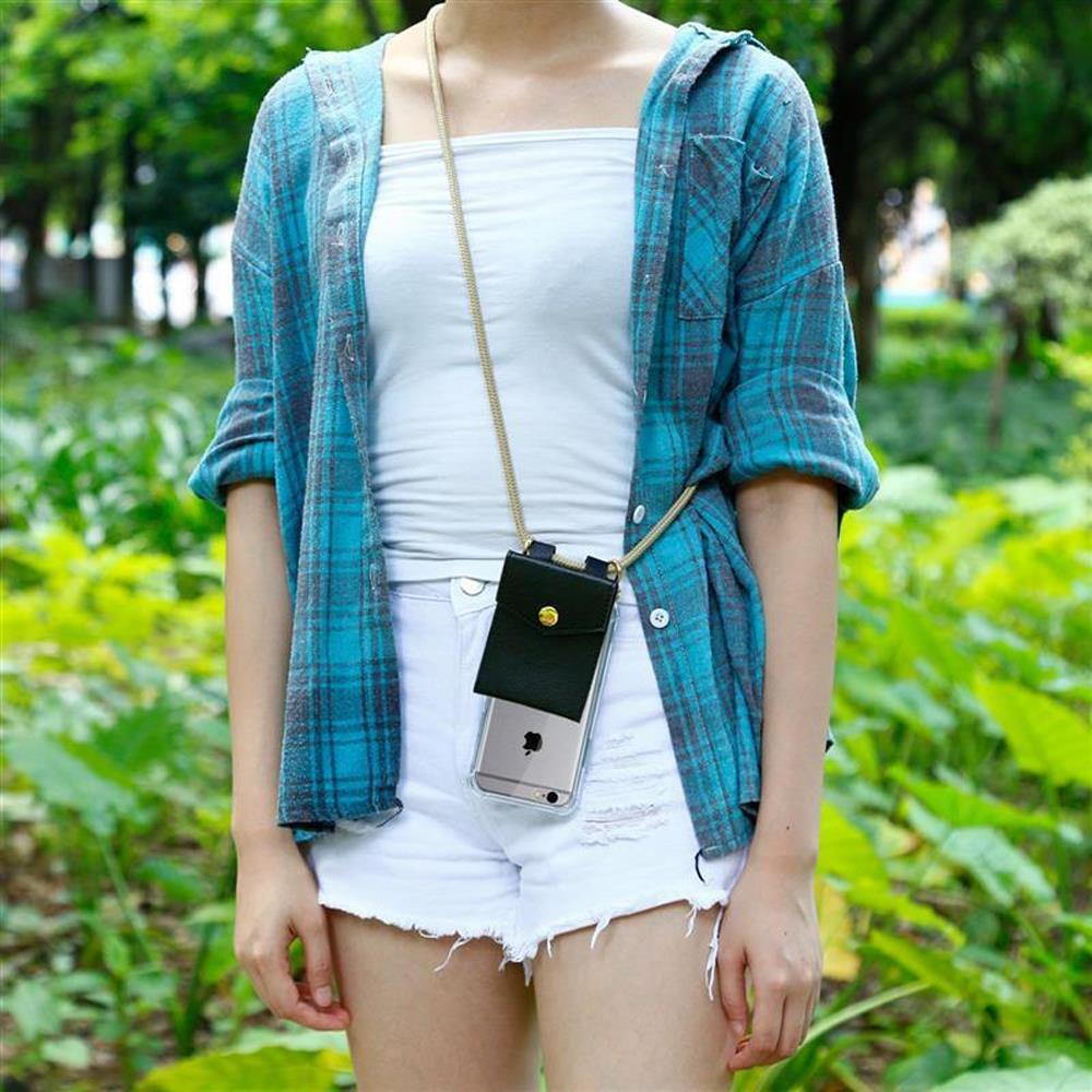 Donna in camicia a quadri, top bianco e shorts con custodia per telefono al collo.
