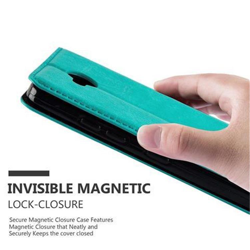 Una mano tiene una custodia per telefono turchese con chiusura magnetica.