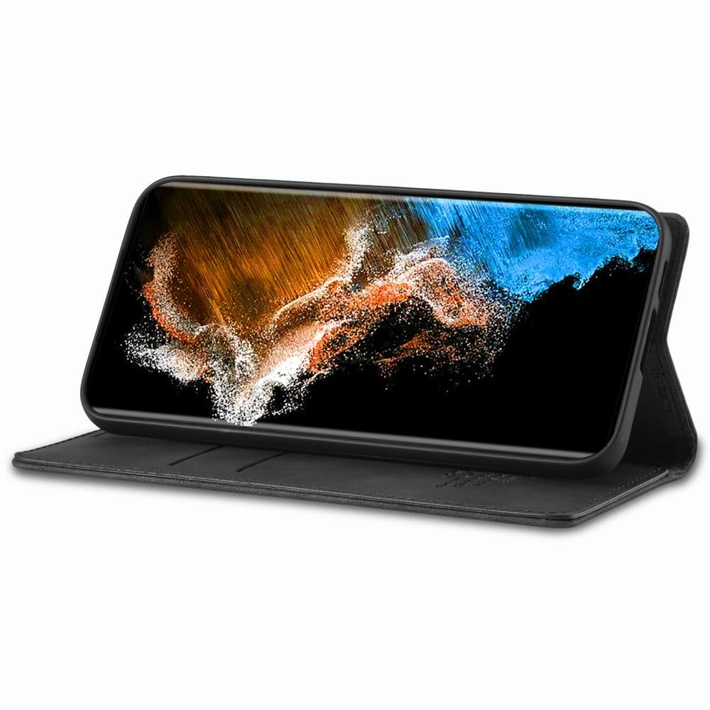 Uno smartphone nero in una custodia nera che mostra uno sfondo astratto.