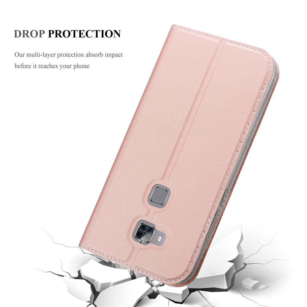 Una funda rosa de teléfono cae sobre suelo destrozado.