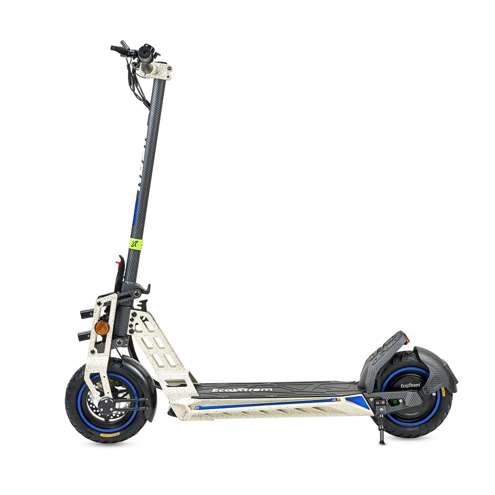 Un patinete eléctrico blanco con detalles de patrón de carbono y acentos azules.