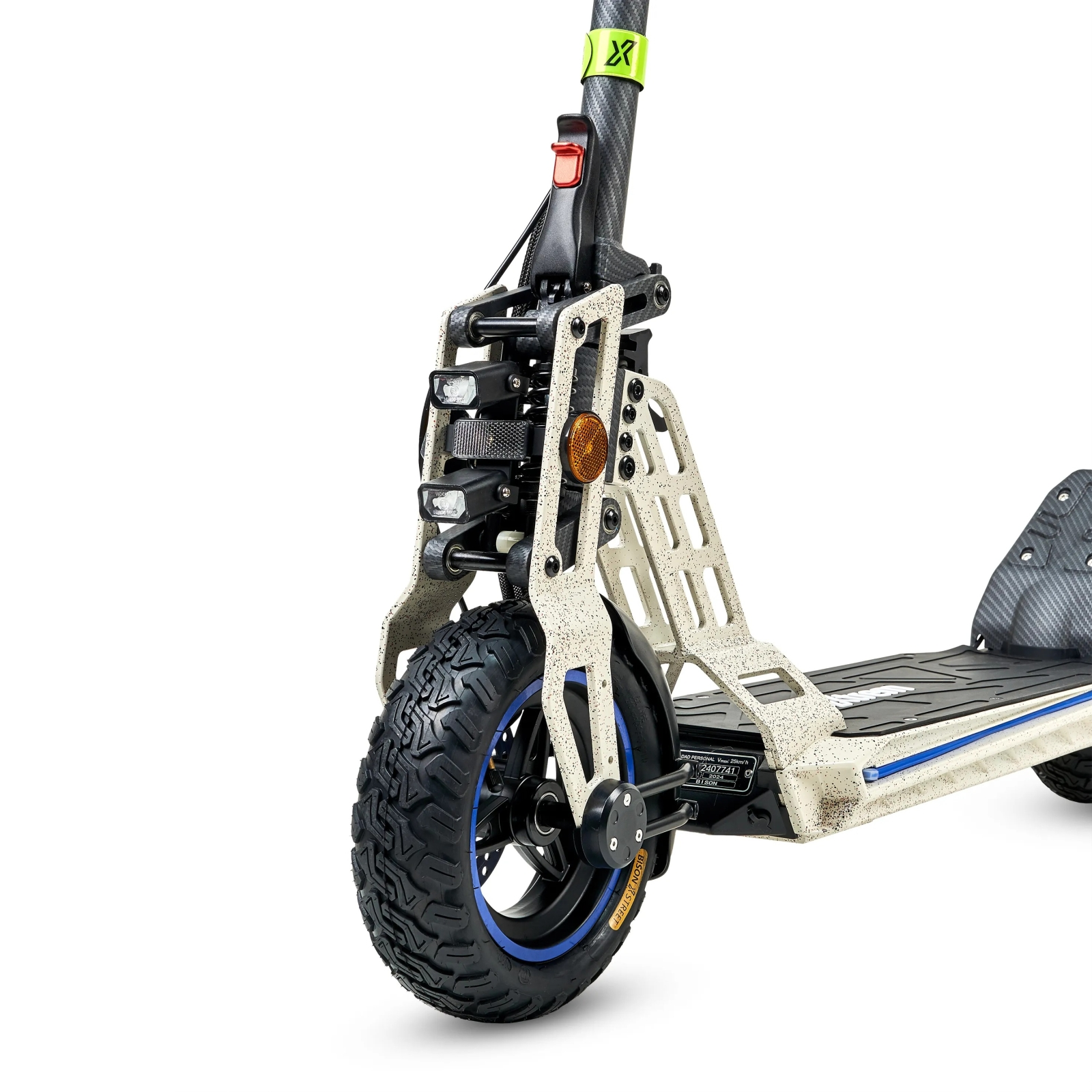 Vista frontal de un patinete eléctrico beige moteado con neumáticos de taco y varias luces.