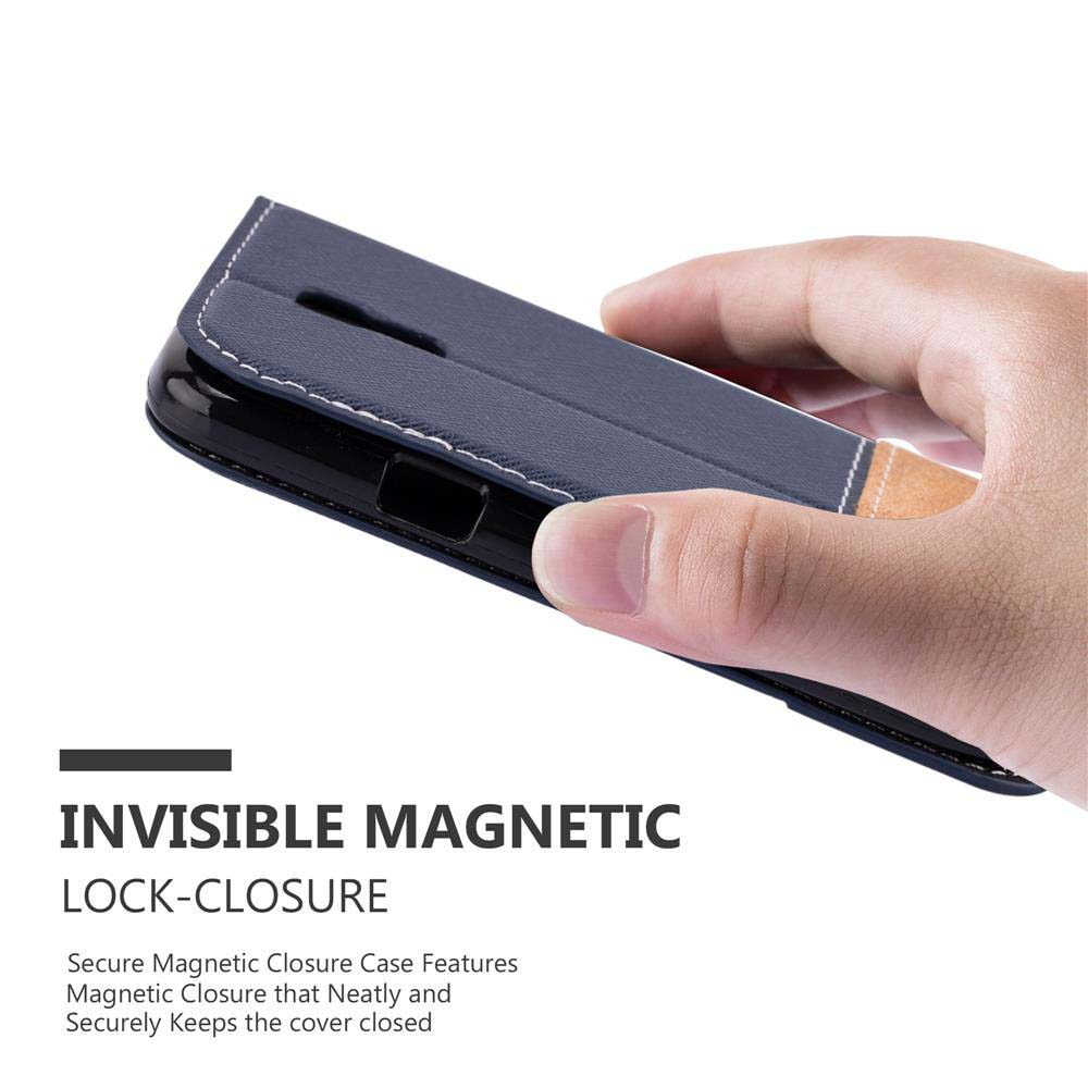 Una mano tiene una custodia per telefono blu con chiusura magnetica.