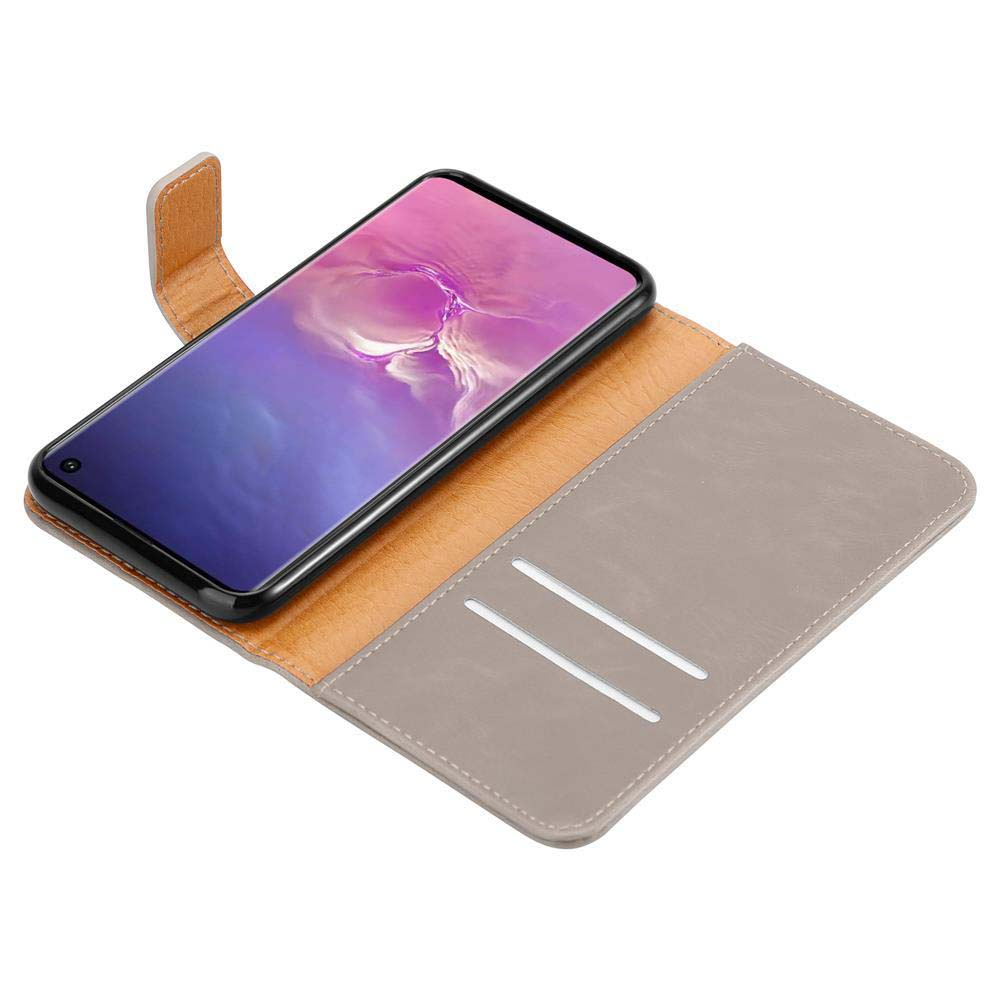 Uno smartphone in una custodia grigia e marrone su sfondo bianco.