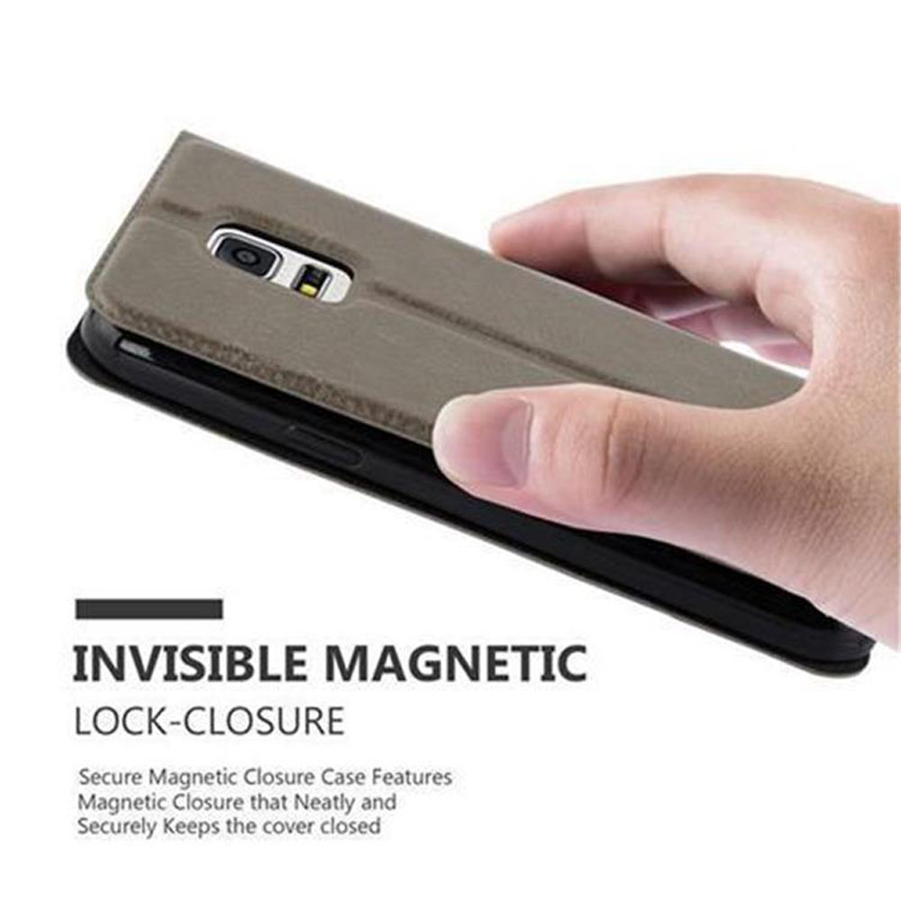 Una mano sujeta una funda de teléfono marrón con cierre magnético.