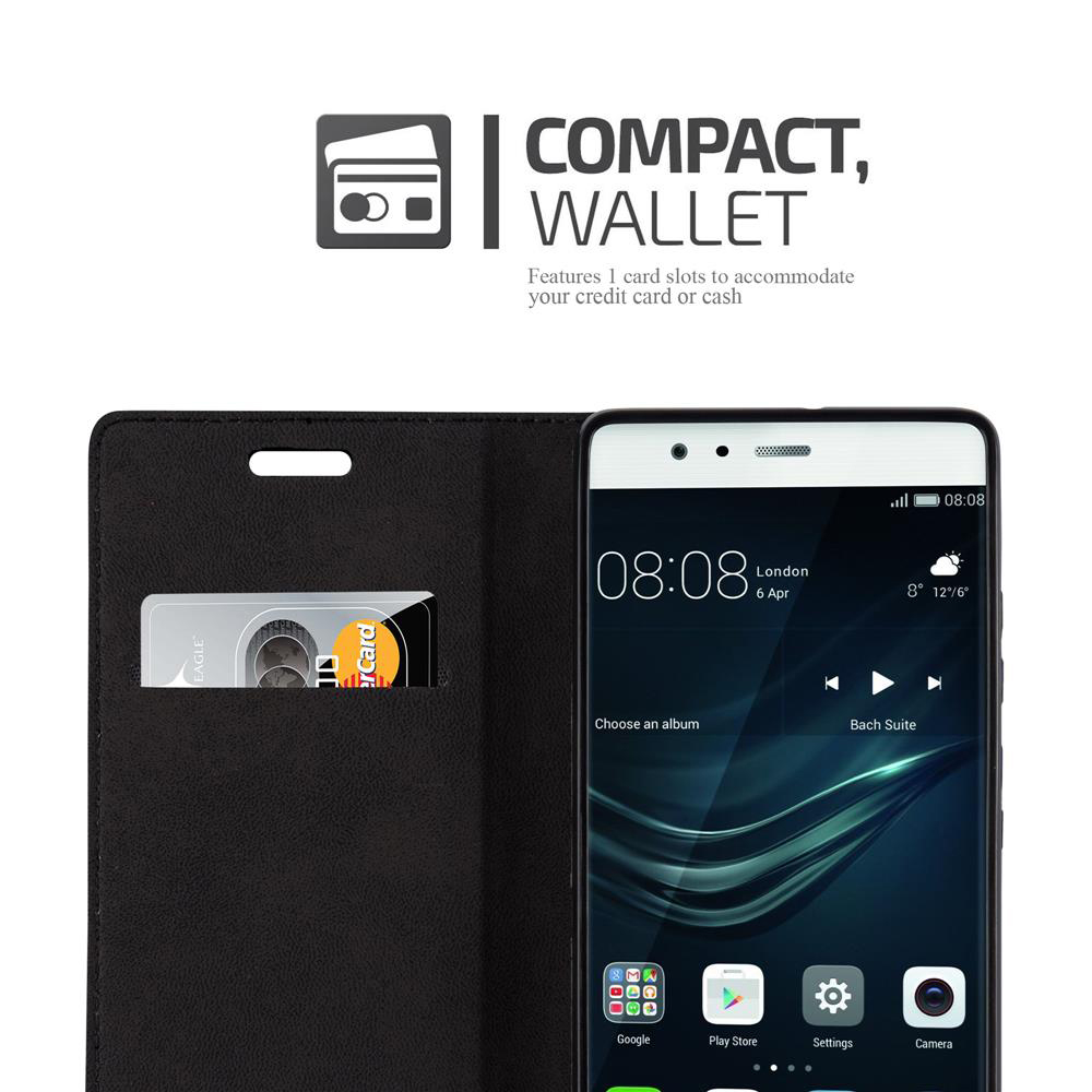 Funda tipo cartera negra con tarjeta de crédito y smartphone mostrando hora y clima.