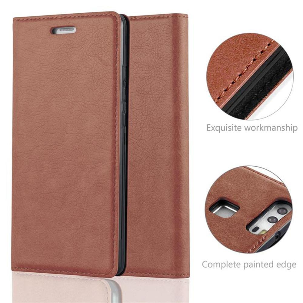 Funda de teléfono de cuero marrón con costuras y recorte de cámara.