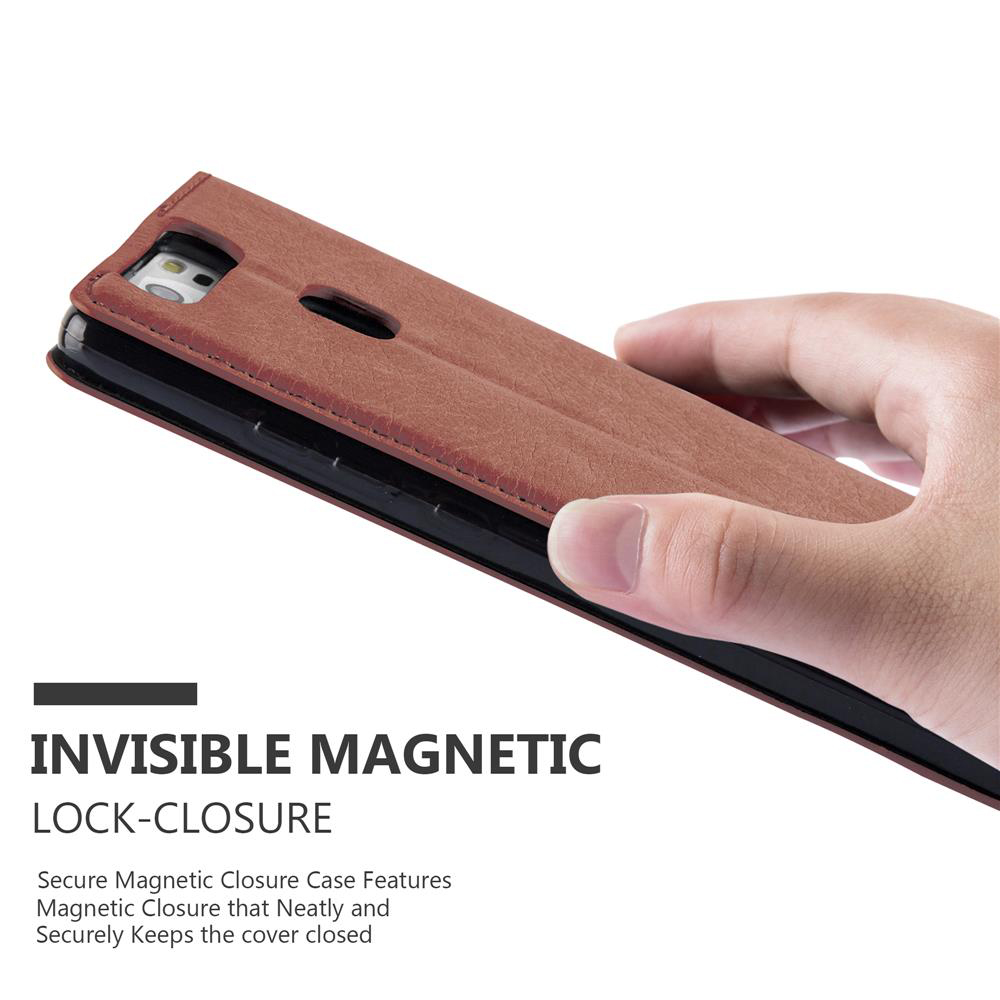 Funda de teléfono marrón con cierre magnético, sostenida por una mano.