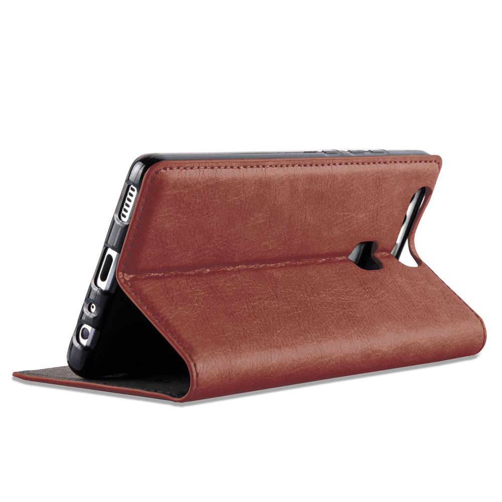 Funda de cuero marrón para teléfono, en posición vertical.