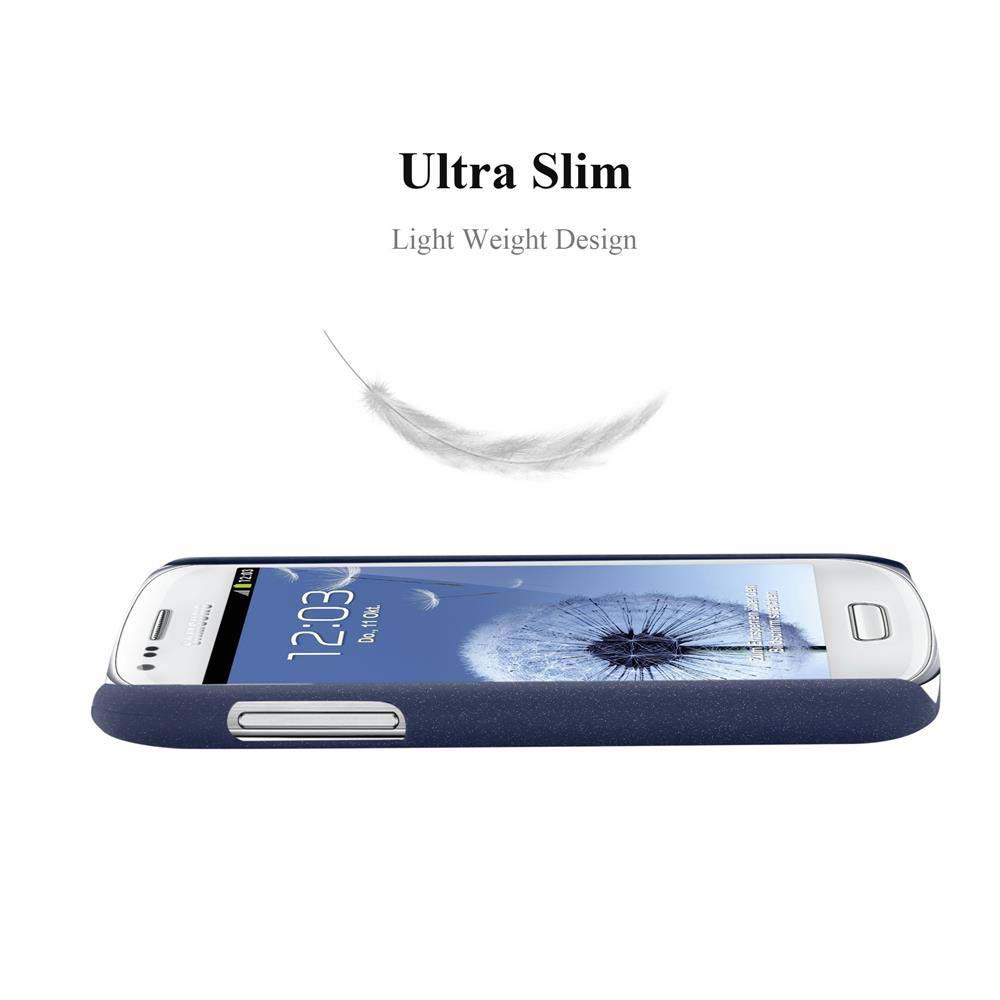 Uno smartphone sottile in custodia blu scuro con una piuma fluttuante sopra.