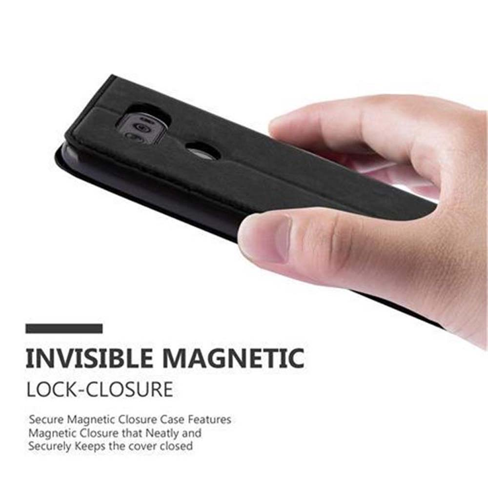 Una mano sostiene un teléfono negro con cierre magnético invisible.