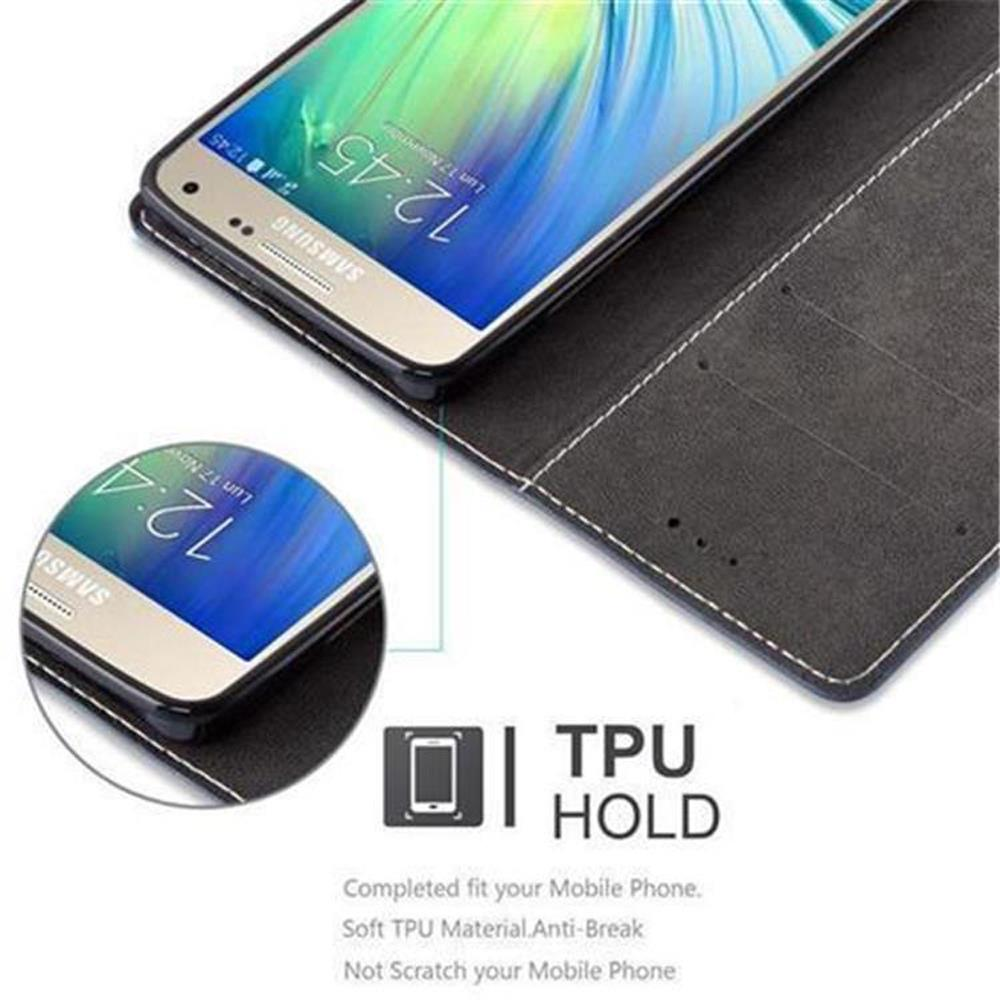 Ein schwarzes Handycase mit einem Samsung-Telefon und angezeigter Uhrzeit.