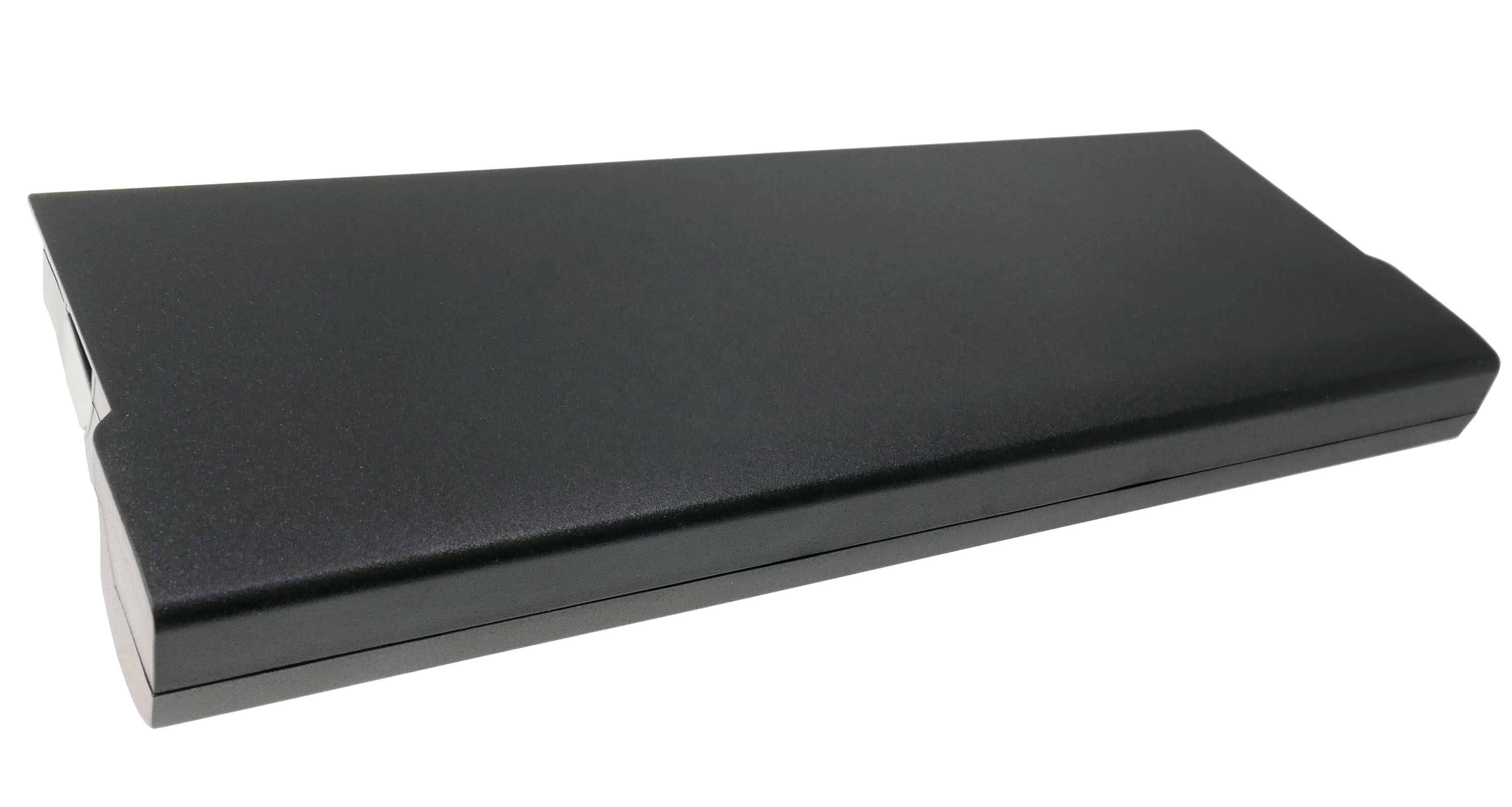 Czarny akumulator z fazowaną krawędzią i srebrnymi złączami.