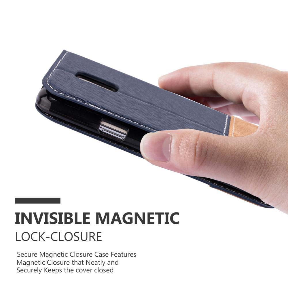 Custodia per telefono blu con chiusura magnetica tenuta da una mano.