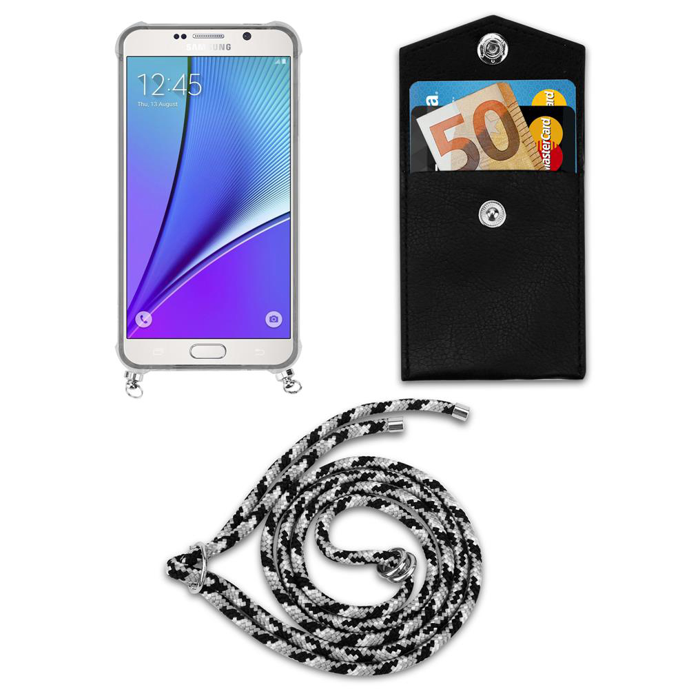 Ein Smartphone mit Hülle, ein schwarzes Etui mit Geldscheinen und Karte, und eine Kordel.