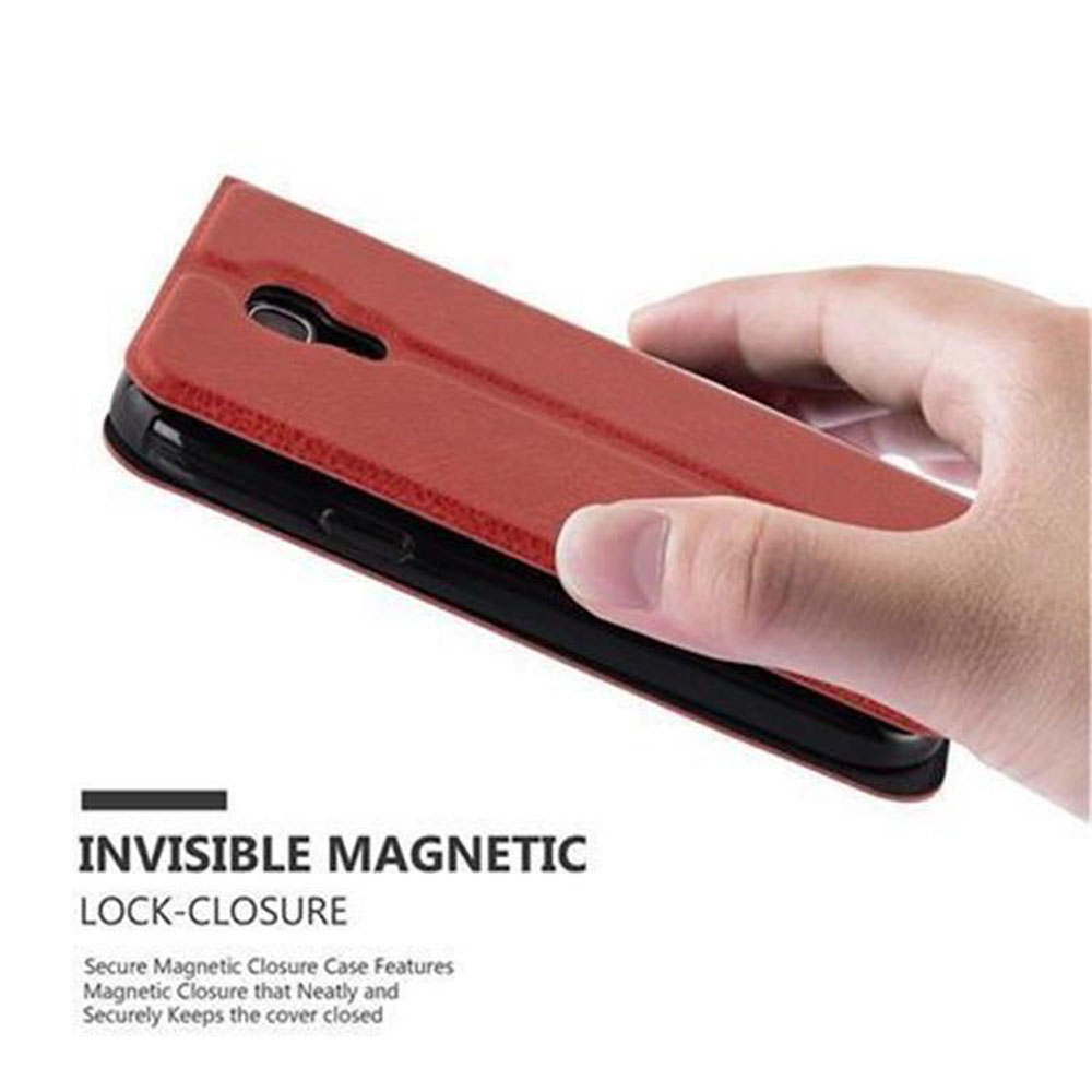 Rote Handyhülle mit magnetischem Verschluss, die von einer Hand gehalten wird.