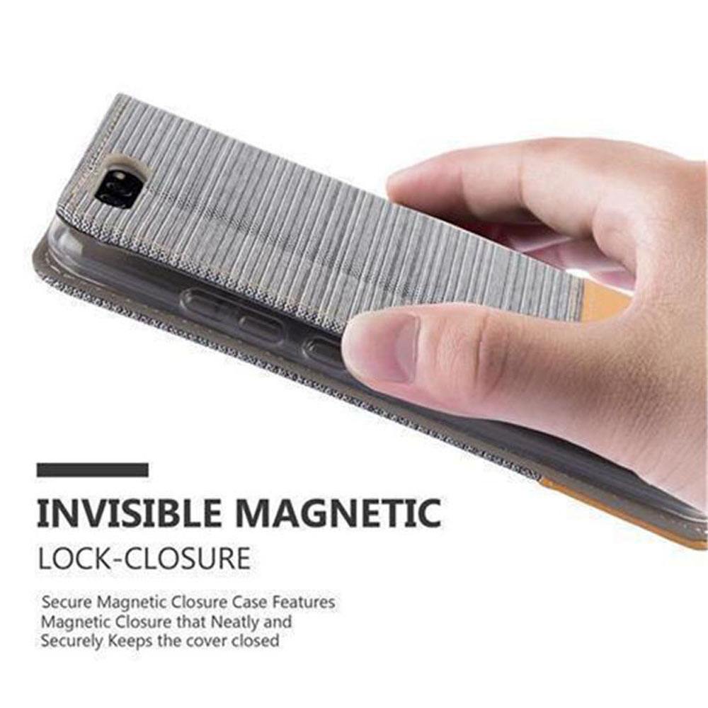 Eine Hand hält eine graue gestreifte Handyhülle mit Magnetverschluss.
