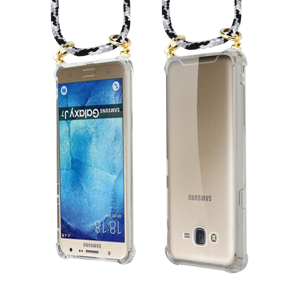 Un Samsung Galaxy J7 in custodia trasparente con tracolla bianco e nero.