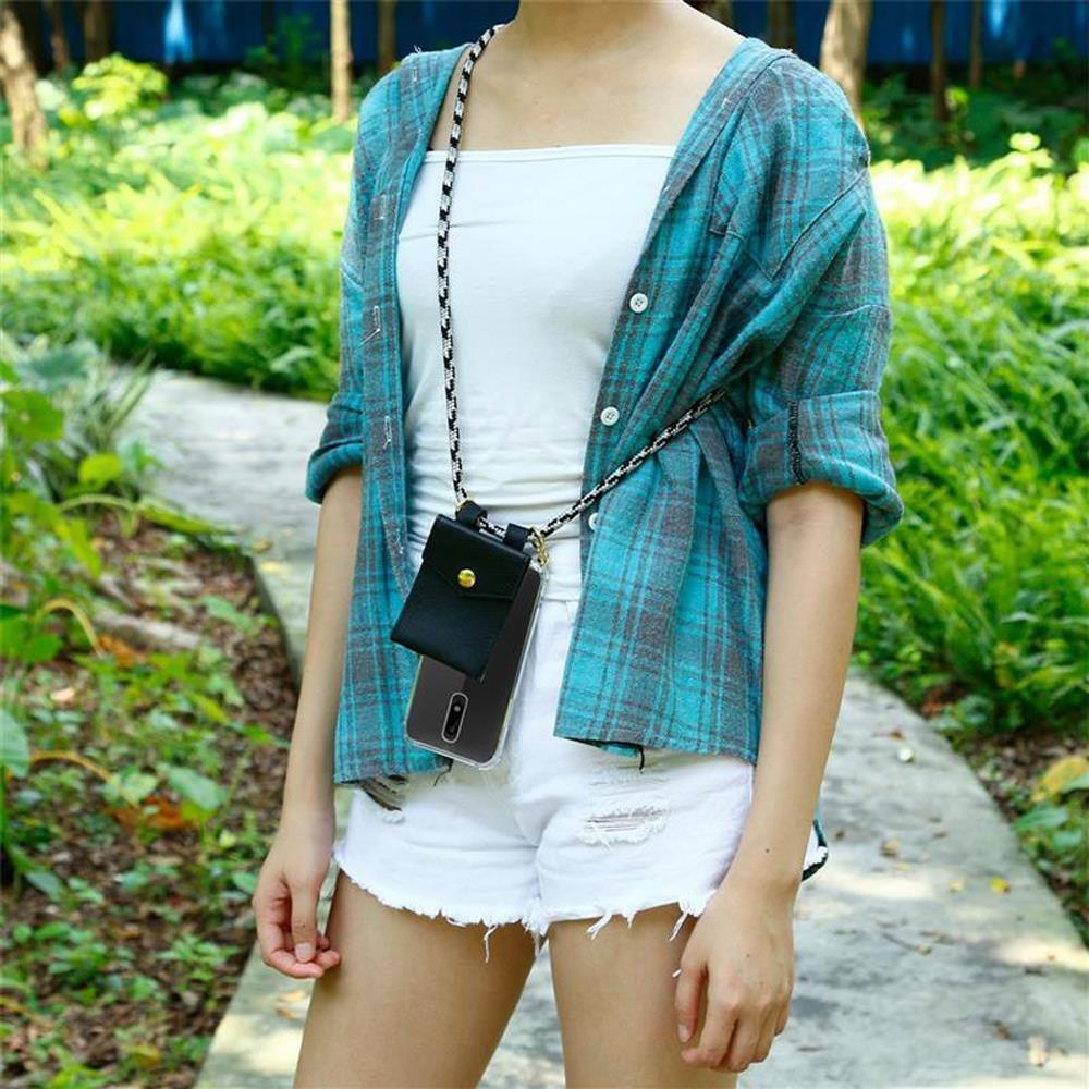 Eine Person trägt eine blau-grau karierte Jacke, weiße Shorts und ein Handy mit kleiner Tasche.