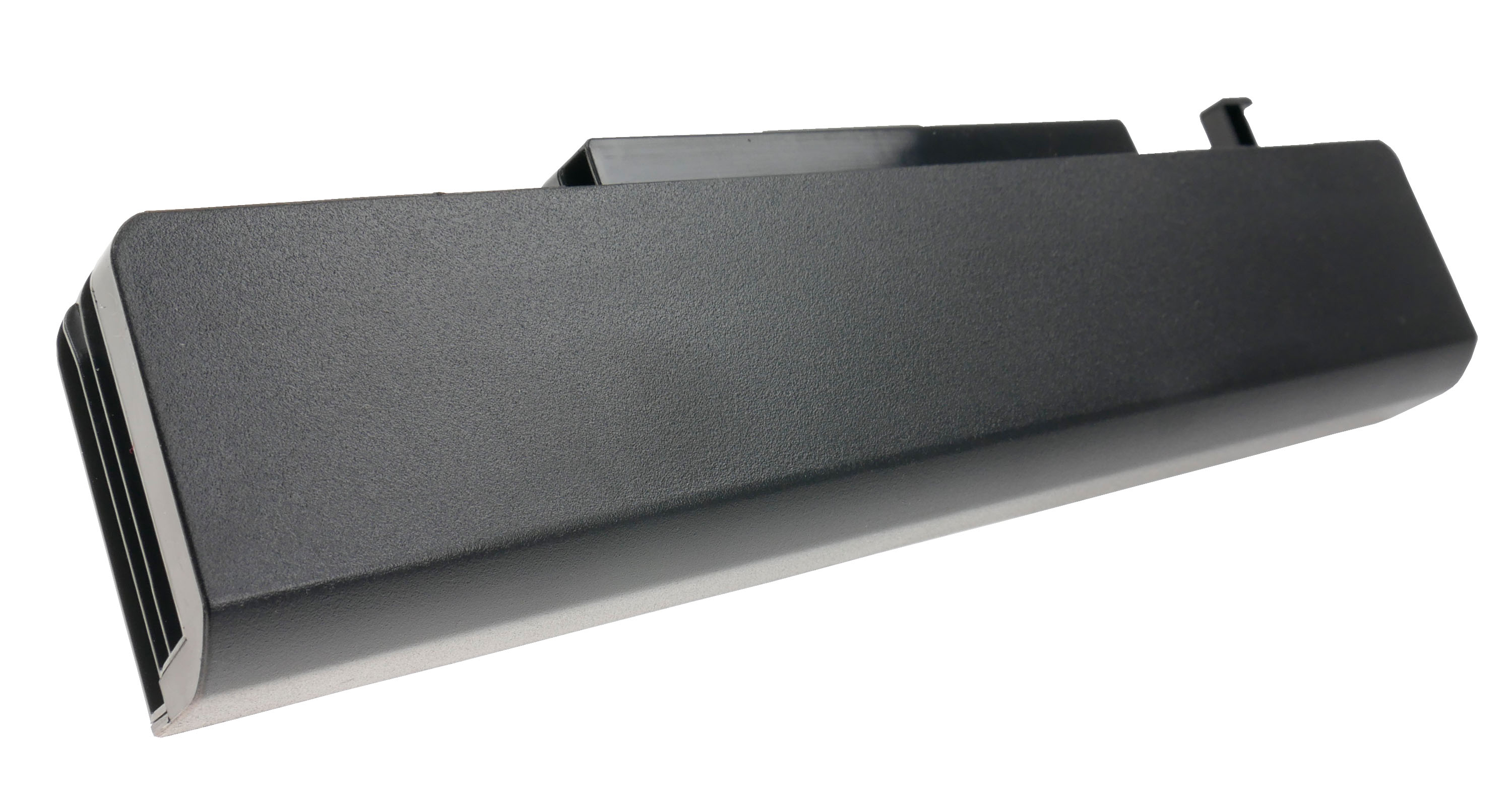 Czarna plastikowa część z otworami wentylacyjnymi i srebrną krawędzią.