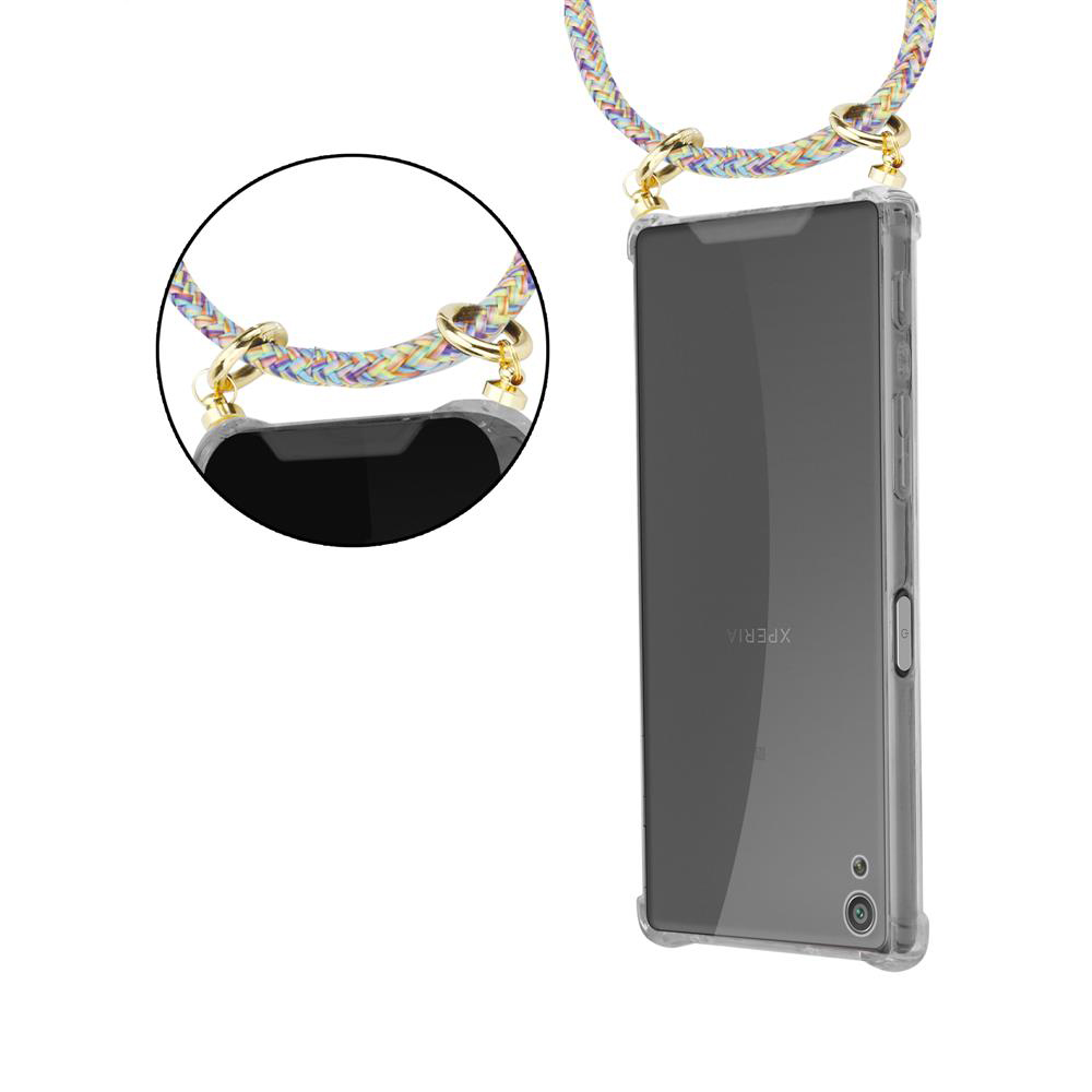Ein Smartphone in einer transparenten Hülle mit einem bunten Band, das daran befestigt ist.