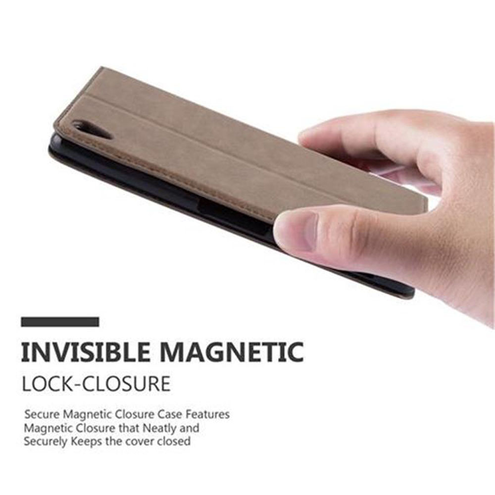 Una custodia per telefono marrone con chiusura magnetica è tenuta da una mano.