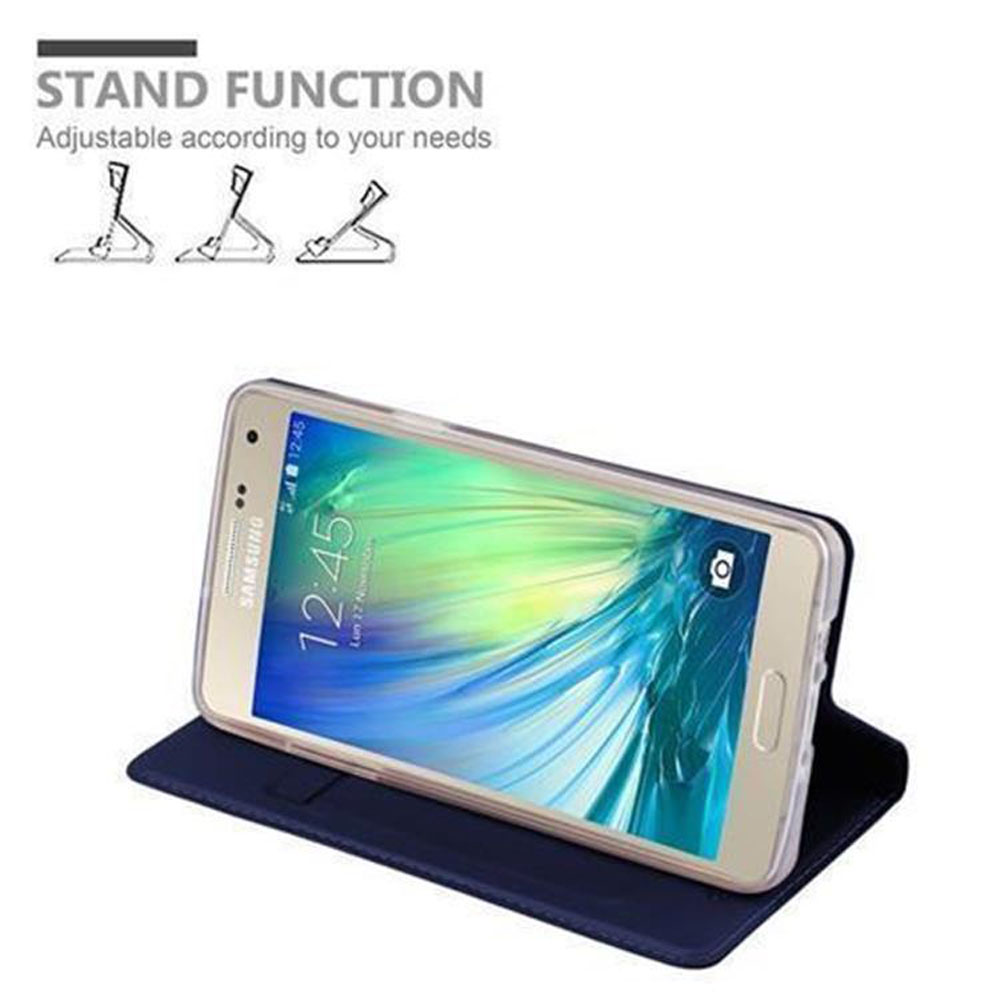 Ein Samsung Handy in einer dunkelblauen Hülle, aufgestellt als Ständer.