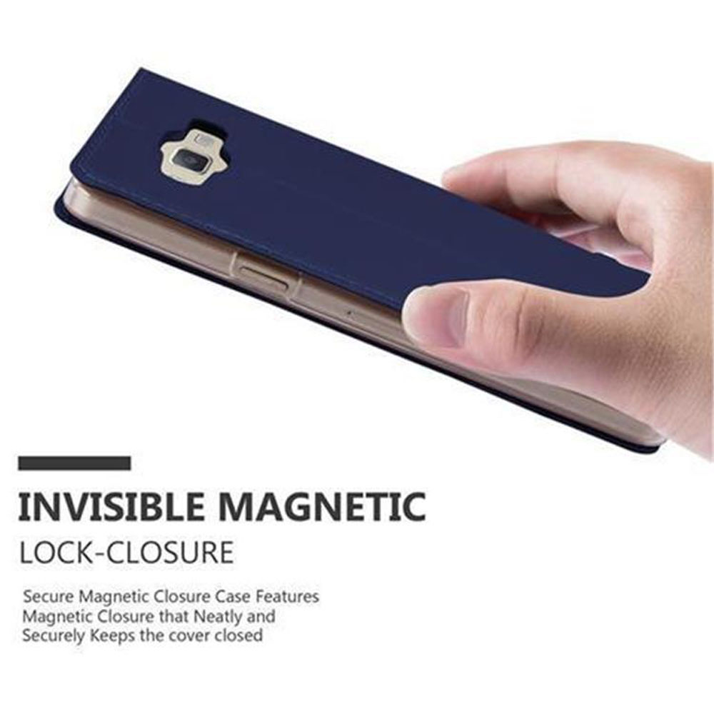 Dunkelblaue Handyhülle wird von einer Hand gehalten, zeigt magnetischen Verschluss.