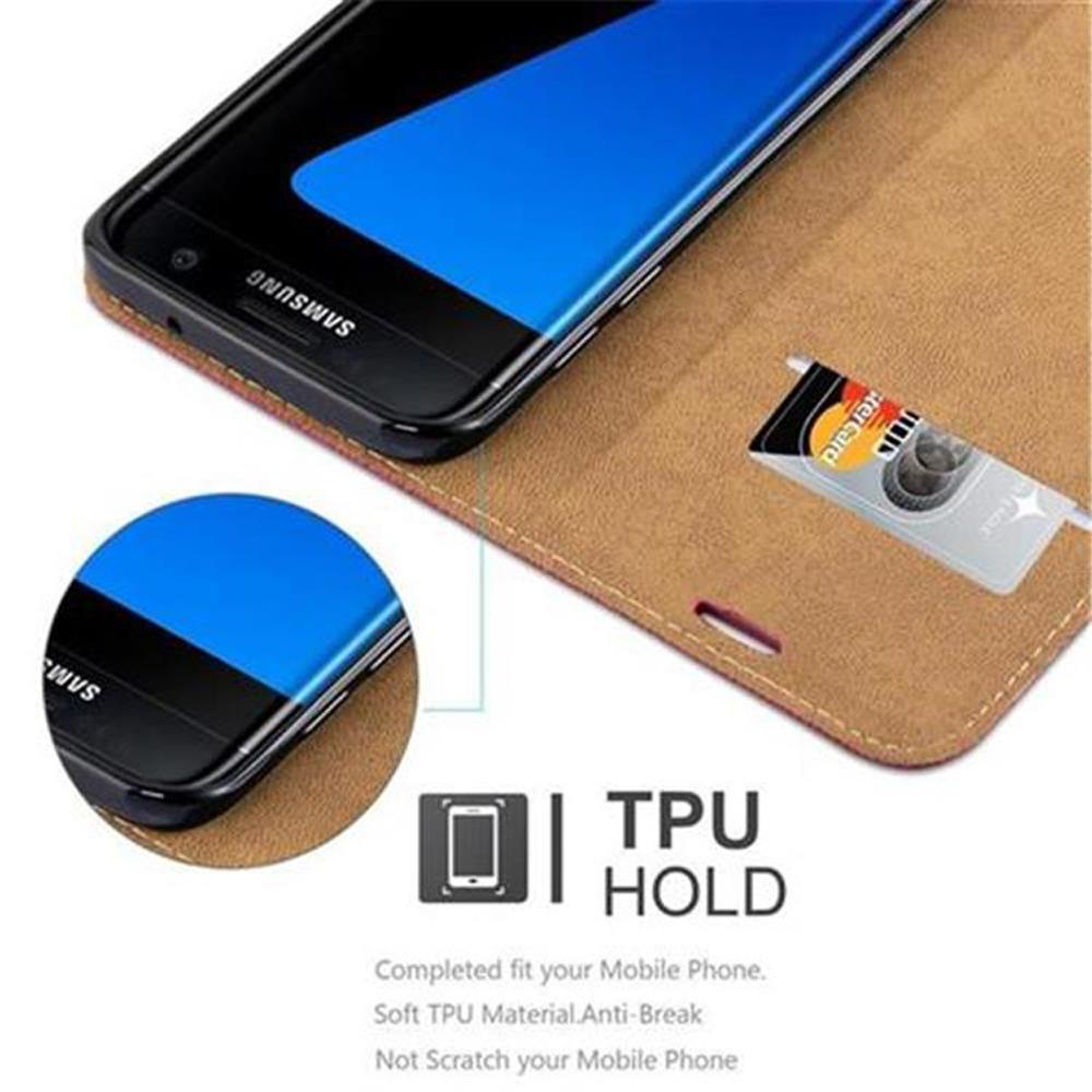 Uno smartphone in una custodia marrone con una carta di credito.