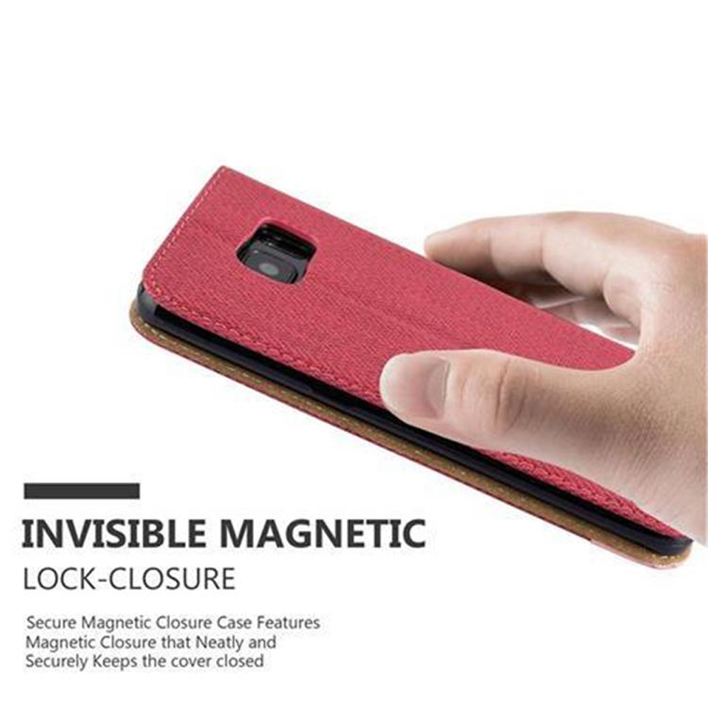 Custodia per telefono rossa con chiusura magnetica, tenuta in mano.