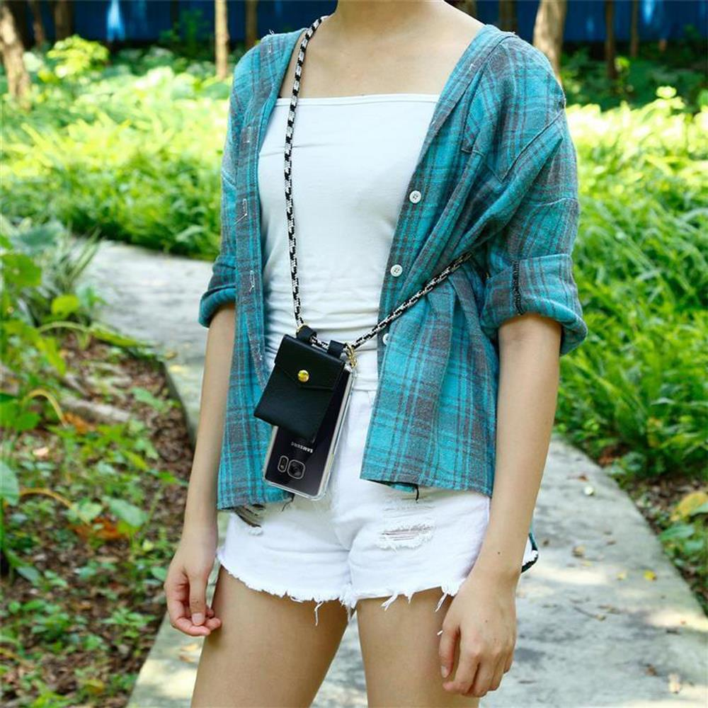 Donna in camicia a quadri blu, top bianco e shorts bianchi indossa telefono con laccetto.