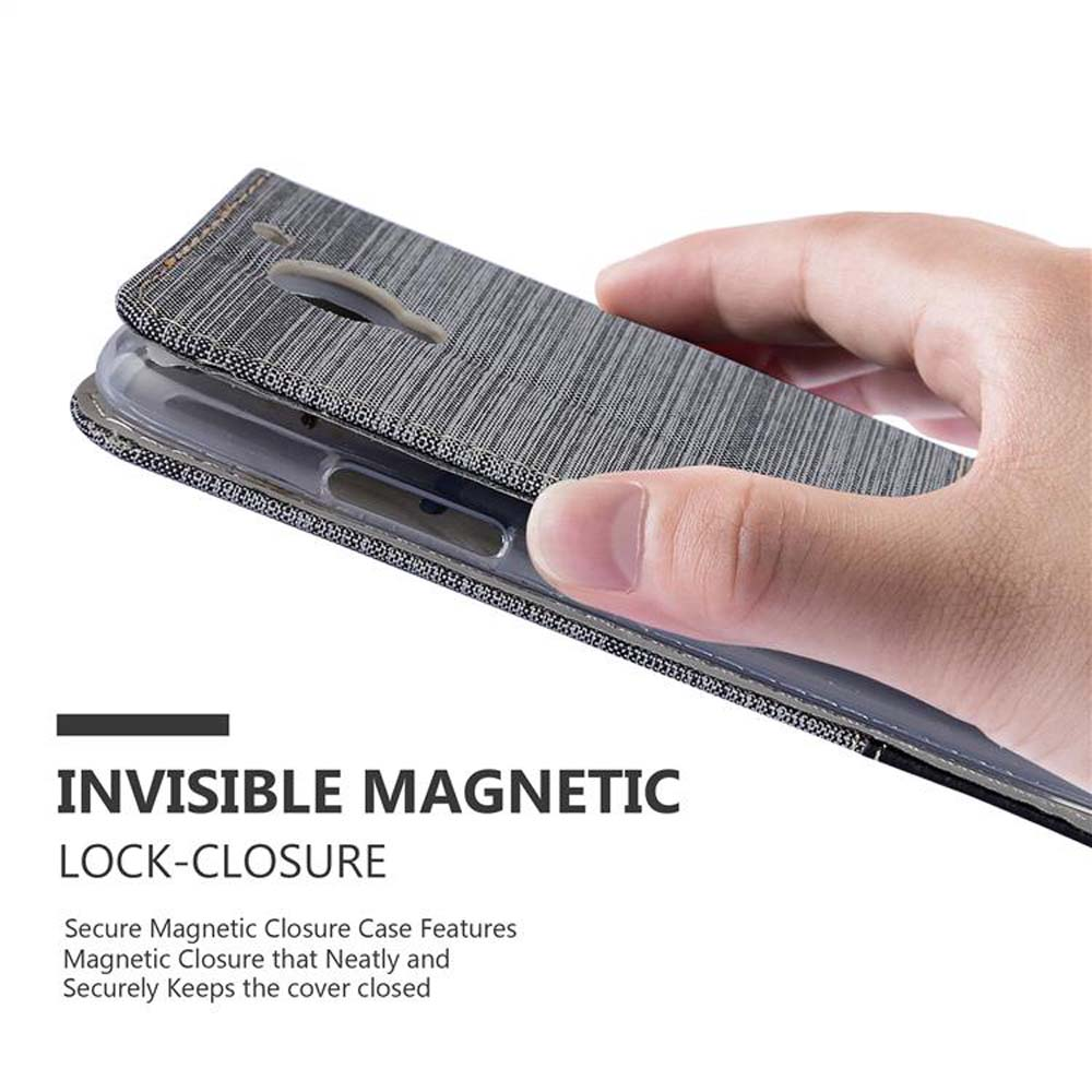 Hand hält eine graue Handyhülle mit magnetischem Verschluss.