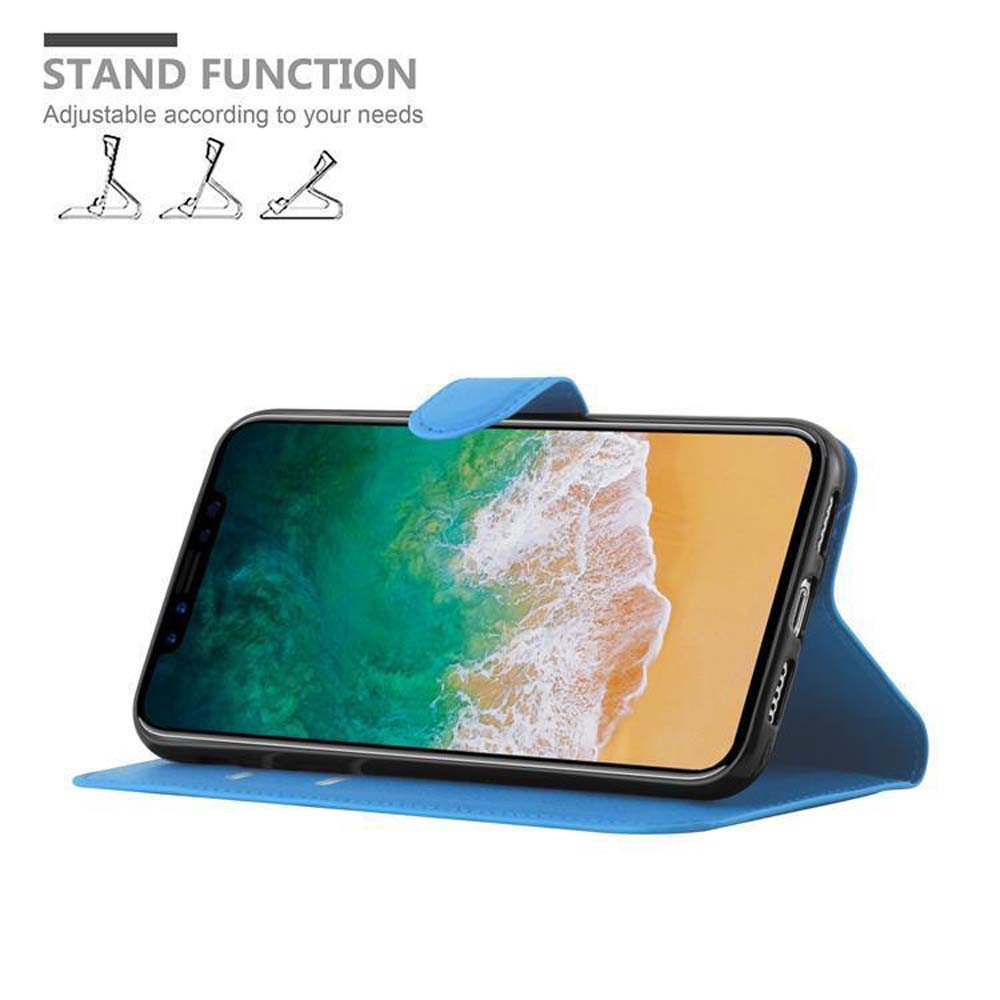Una custodia a libro blu con funzione di supporto che tiene uno smartphone.