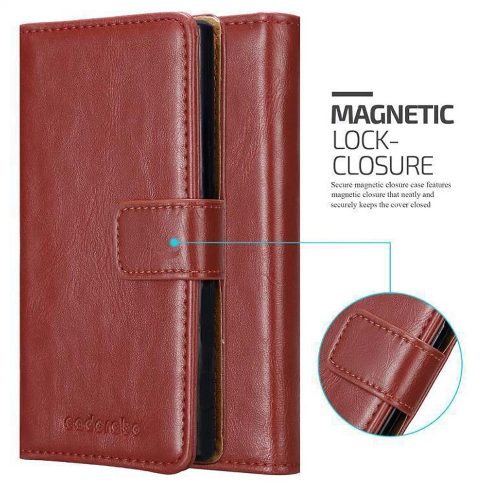 Custodia in pelle rossa con chiusura magnetica e cuciture.