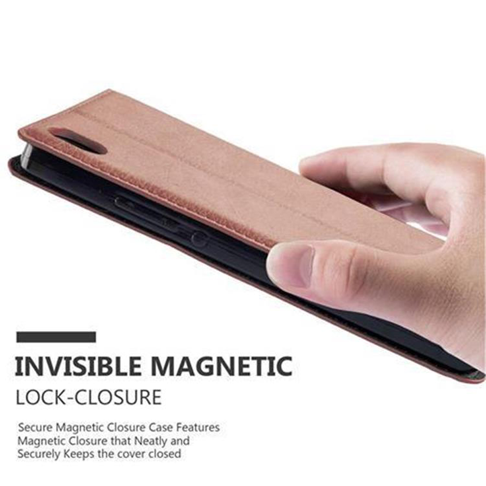 Una mano sostiene una funda marrón para smartphone con cierre magnético.