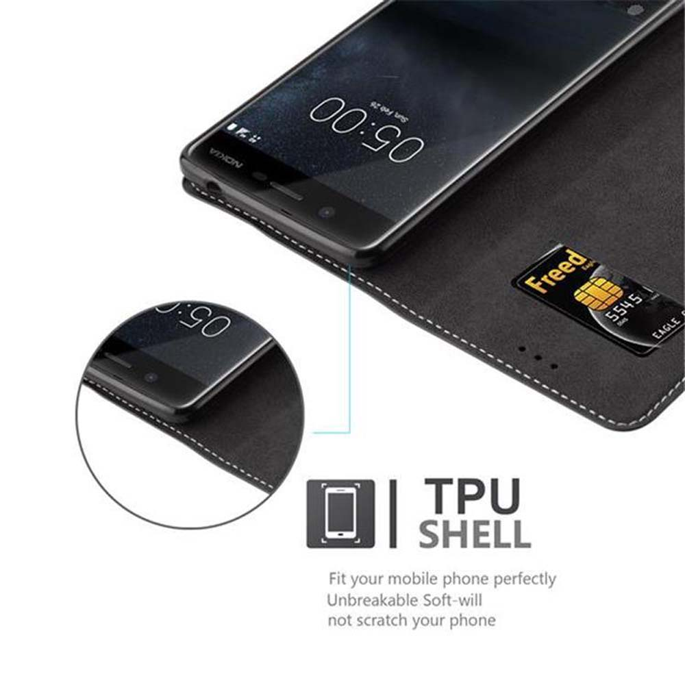 Custodia nera per telefono con un telefono che mostra le 05:00. Include una carta di credito.