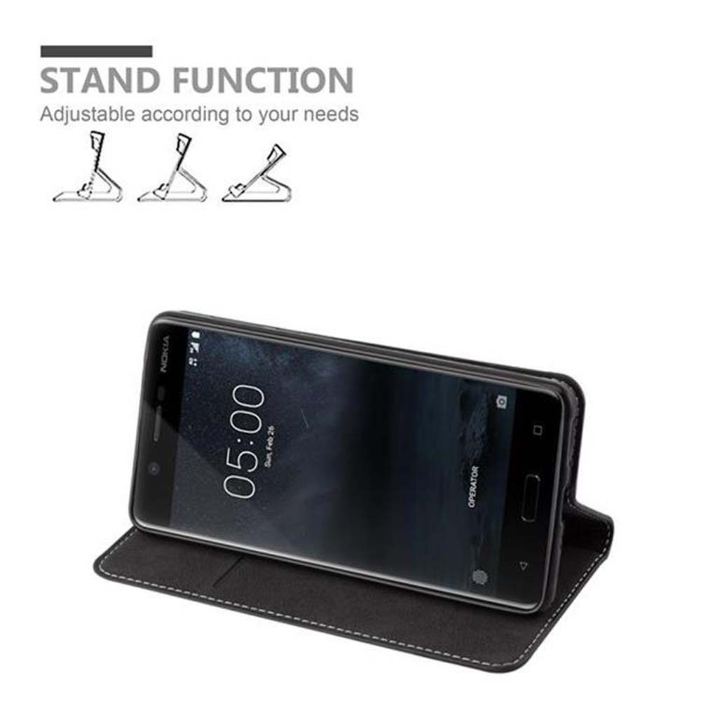 Uno smartphone nero poggia in una custodia nera che funge da supporto.