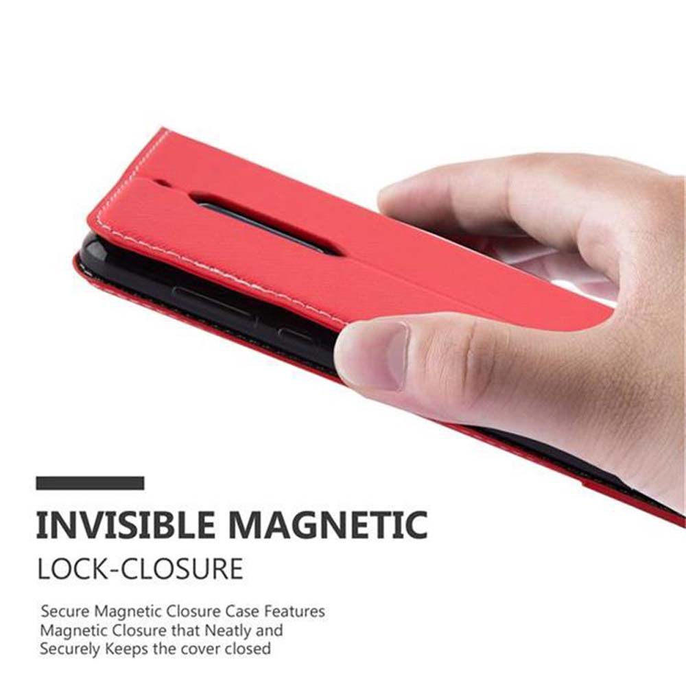Custodia rossa per telefono con chiusura magnetica invisibile, tenuta in mano.