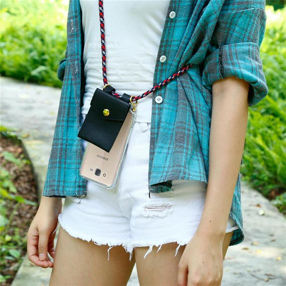 Persona in camicia a quadri, pantaloncini bianchi, con custodia per telefono.