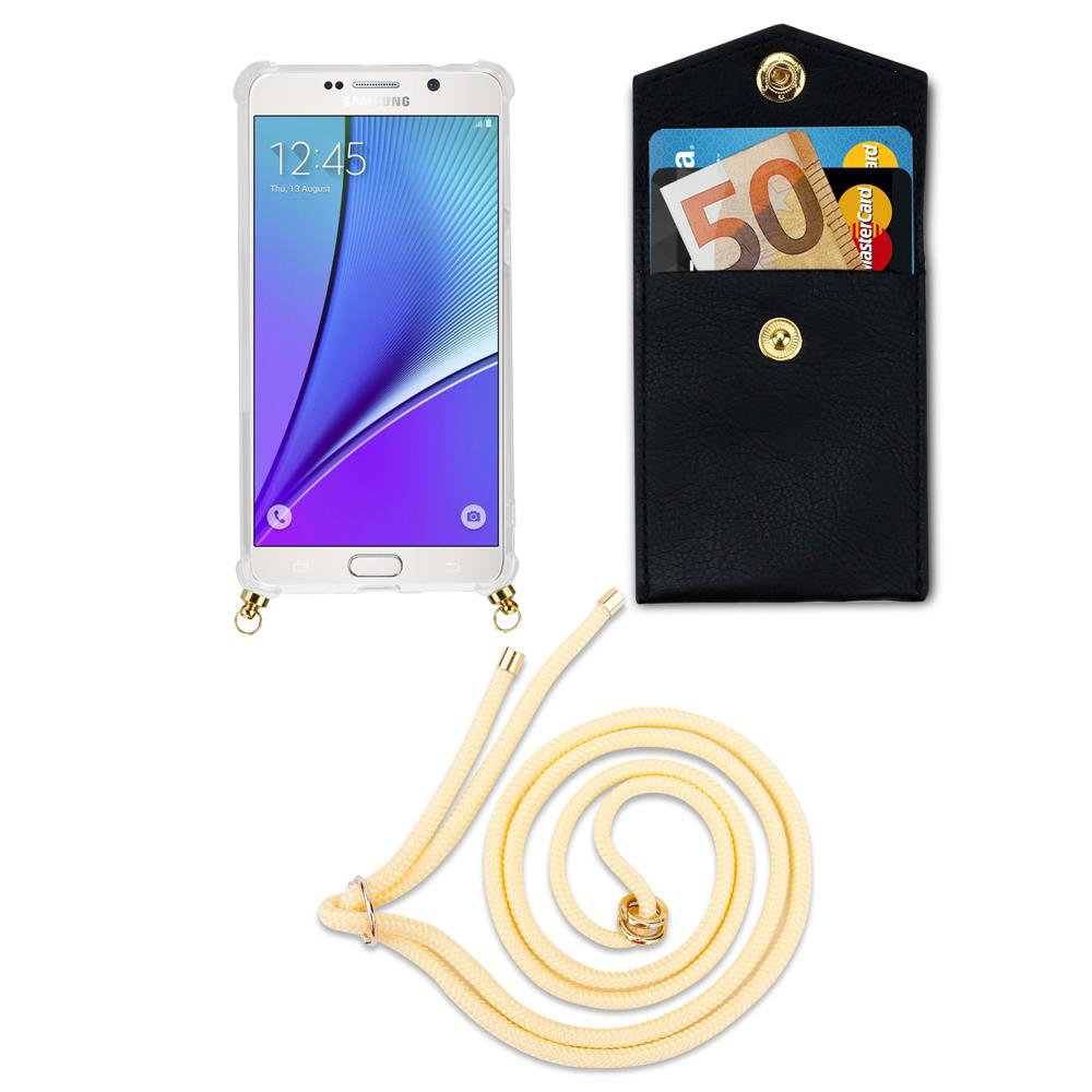 Telefono Samsung in custodia con cordino, accanto a pochette nera con soldi e carte.