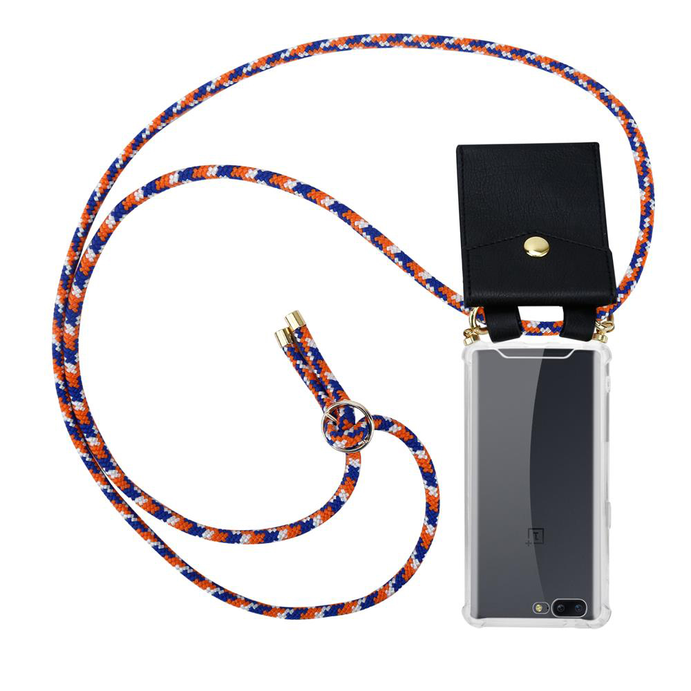 Ein Smartphone mit Hülle und einer Halskette mit blau-orangefarbenem Seil.