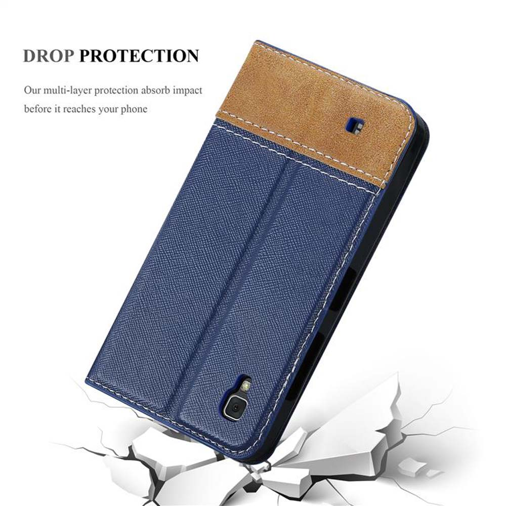 Custodia blu per telefono con pannello marrone accentuato, che cade su una superficie bianca screpolata.