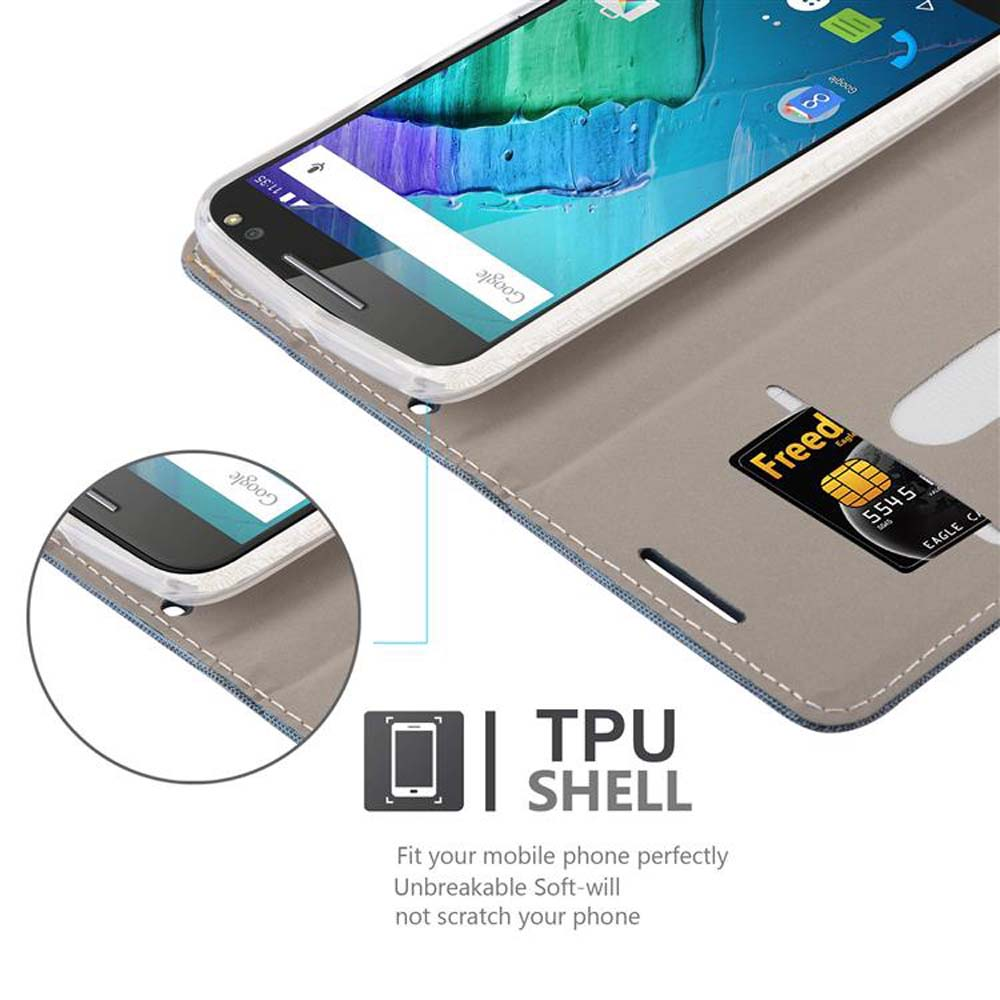 Uno smartphone in una custodia marrone con una carta di credito. Una custodia per telefono.