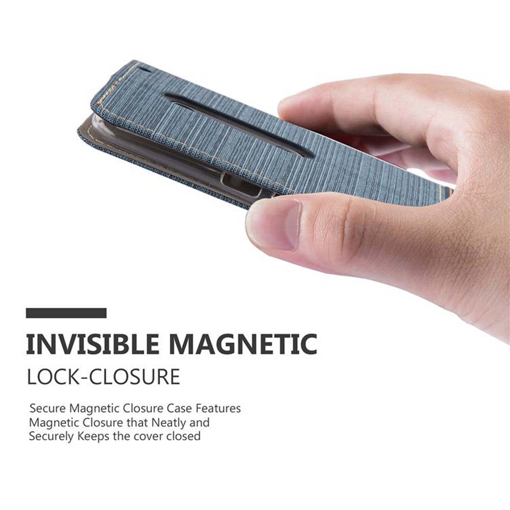 Una mano tiene una custodia blu per telefono con chiusura magnetica.