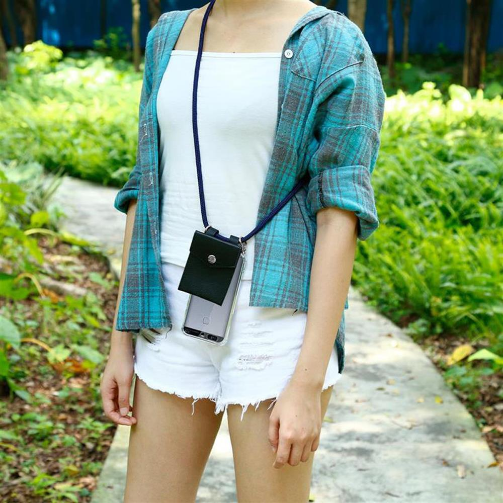 Eine Frau in Jeansshorts und kariertem Hemd trägt eine Handytasche am Halsband.
