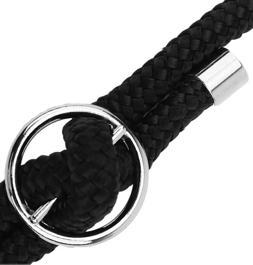 Corda nera intrecciata con anello e cappuccio argentati.